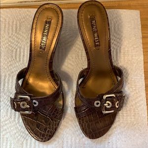 Nine West sz 7 brown “alligator” wedges w/buckles